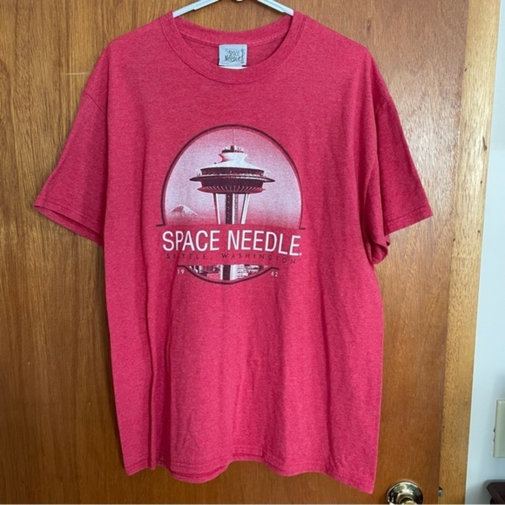 Red size‎ large space needle tshirt Seattle Washington